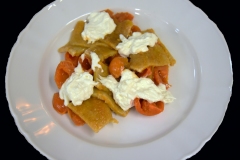 Testaroli-Pacchino-burrata-e-aciughe